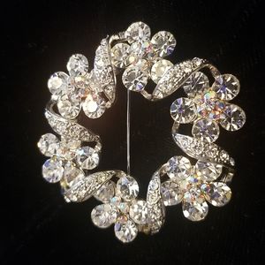 Very pretty rhinestone wreath brooch (6451)